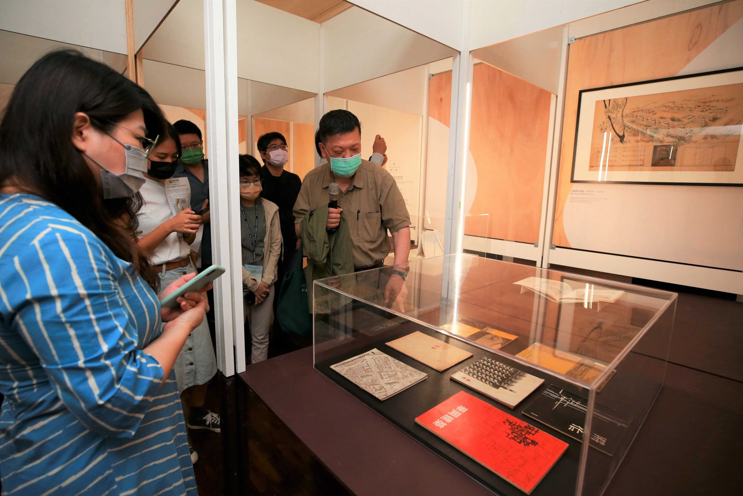 策展人吳光庭教授導覽介紹臺灣戰後學生設計刊物，包括《今日建築》、《將作》、《像我們這樣的城市》、《華岡建築》及《建築．都市計畫與文化》。